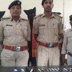 श्रीरामपुर ठुठ्ठी में छापेमारी कर पुलिस ने 3 लोगों को हथियार के साथ किया गिरफ्तार ।