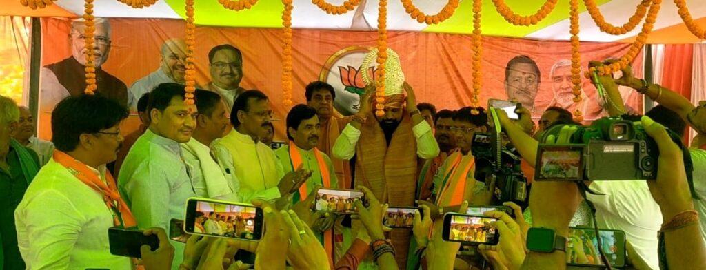 बिहपुर में भाजपा प्रदेश अध्यक्ष को सवा किलो चांदी का मुकुट पहनाकर किया नागरिक अभिनंदन। 2 IMG 20230510 WA0004