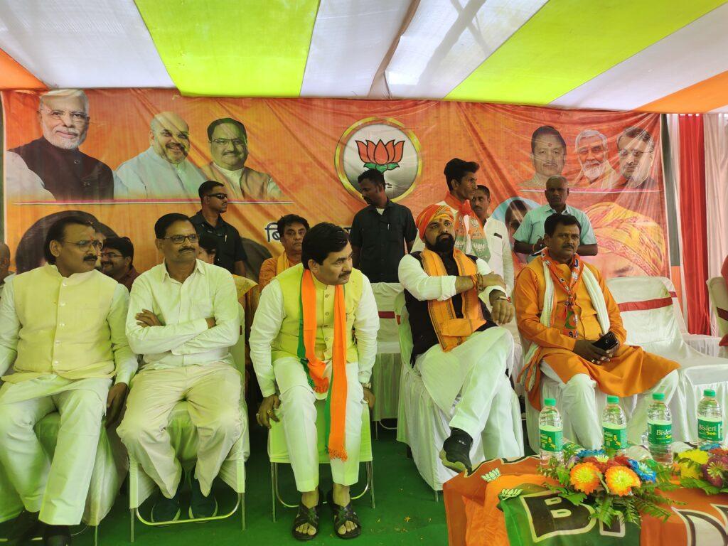 बिहपुर में भाजपा प्रदेश अध्यक्ष को सवा किलो चांदी का मुकुट पहनाकर किया नागरिक अभिनंदन। 4 IMG 20230509 134539