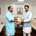 अपने क्षेत्र के विकास को लेकर केंद्रीय खेल युवा एवं सूचना प्रसारण मंत्री से मिले समाजिक कार्यकर्ता.