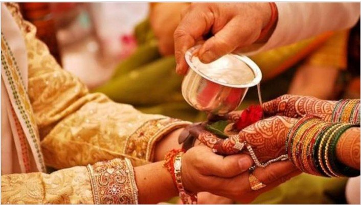 Love Affairs : चाची पर आया भतीजे का दिल तो 2 साल तक चलता रहा 'खेल', चाचा को पता चला तो करा दी शादी। 2 Love Affairs