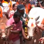 Karnataka: गोहत्या पर बयान देकर फंसे सिद्धारमैया के मंत्री, गाय लेकर सड़कों पर उतरे भाजपा कार्यकर्ता