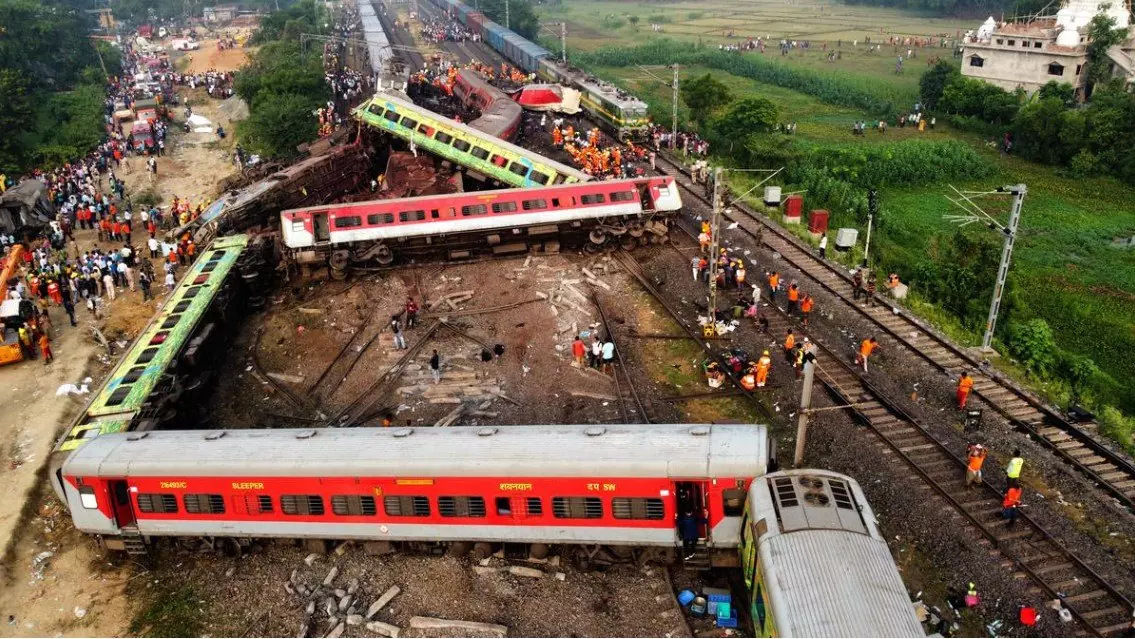 Odisha Train Accident : ओडिशा रेल हादसे के बाद रेल मंत्री अश्विनी वैष्णव देंगे इस्तीफा ! सैंकड़ों लोगों की मौत के बाद अब लिया यह फैसला 1 Odisha Train Accident