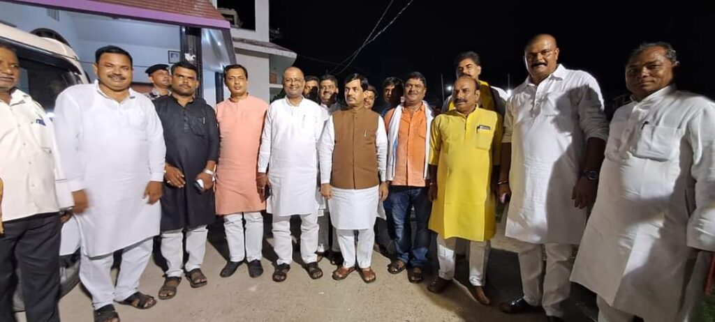 मां से बढ़कर जीवन में किसी का स्थान नही - MLC संजय सिंह ,दयालपुर में श्रद्धांजलि सभा का आयोजन कर MLC की मां को दी श्रधांजलि 4 FB IMG 1690083033496