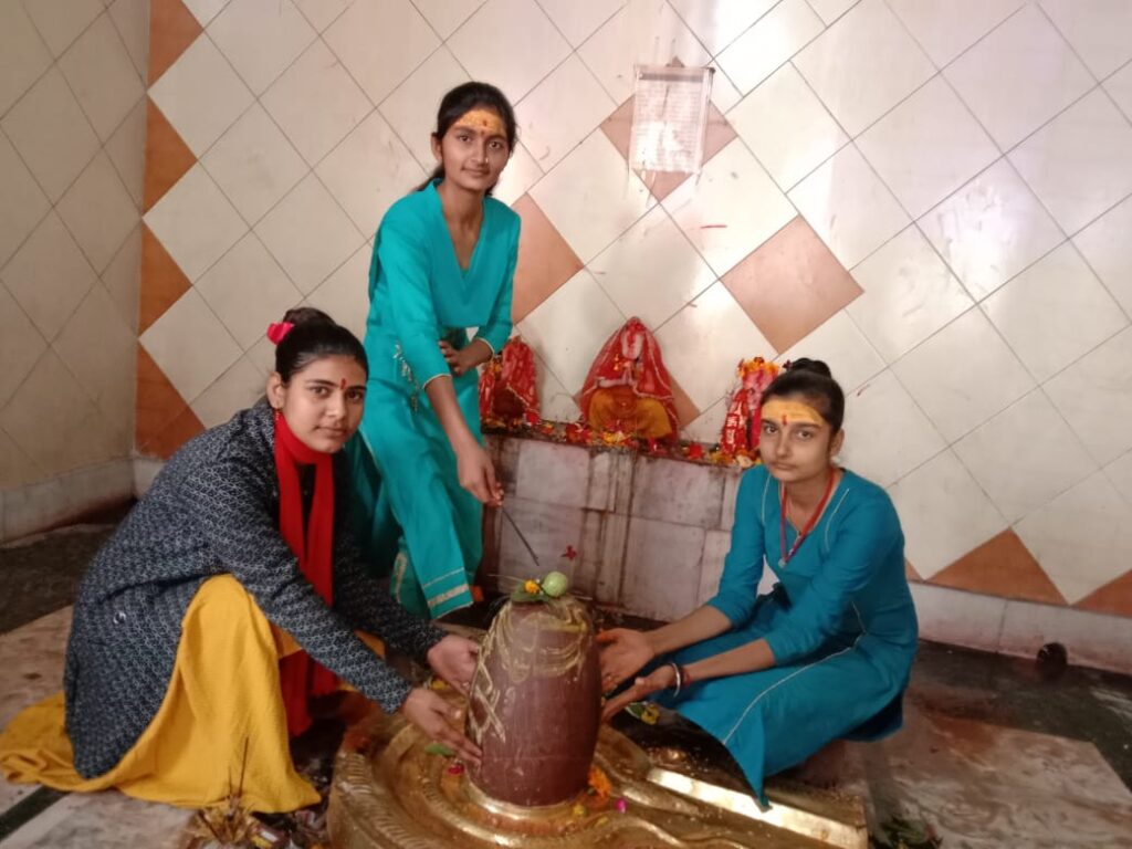 <em>सावन की पहली सोमवारी को लेकर विभिन्न शिवालयों में जलाभिषेक करने उमड़ी भक्तों की भीड़</em> 3 IMG 20230703 WA0005