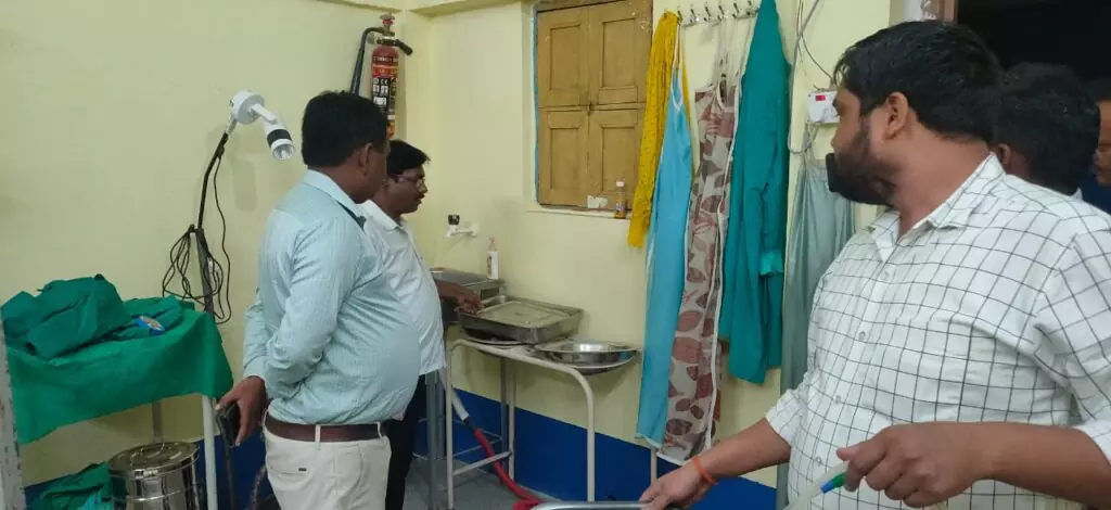 नारायणपुर में संचालित अवैध माँ क्लीनिक पर मेडिकल टीम ने धावा बोला। 2 IMG 20230706 WA0004