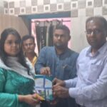 बिहपुर के नए बीडीओ सत्यनारायण पंडित को प्रभारी बीडीओ ने सौंपा प्रभार