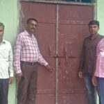 चोरों के आतंक से प्रभारी प्रधानाध्यापक राजकुमार प्रसून ने स्कूल में लगाए लोहे के दरवाजे