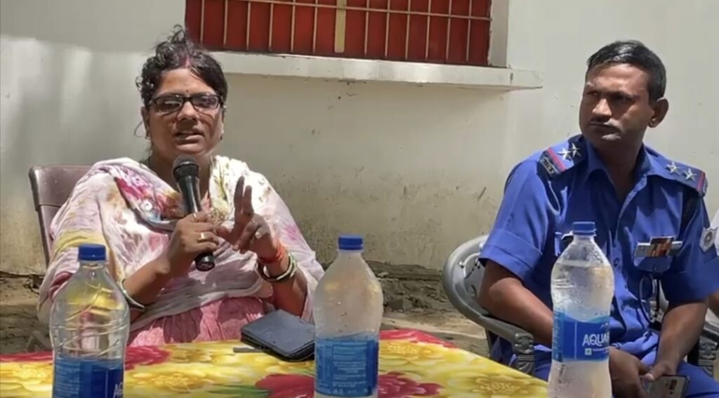 एसडीआरएफ टीम ने लोगों को बताया बाढ़ ब प्राकृतिक आपदाओं से बचाब के गुर 3 IMG 20230722 080733