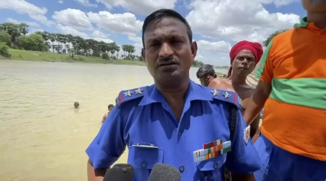 एसडीआरएफ टीम ने लोगों को बताया बाढ़ ब प्राकृतिक आपदाओं से बचाब के गुर 1 IMG 20230722 080807