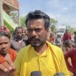 पेयजल संकट से परेशान हैं केमदारचक गांव के लोगों ने किया सड़क जाम