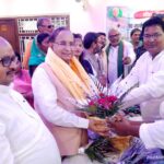 बिहपुर प्रखंड अध्यक्ष मनोज लाल ने प्रदेश नेता को अंग वस्त्र देकर किया सम्मानित
