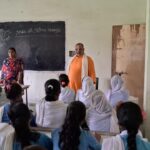 गुरुवार को मधुसूदन सर्वोदय हाई स्कूल निरीक्षण करने पहुंचे मुखिया प्रतिनिधि महंत नवल किशोर दास