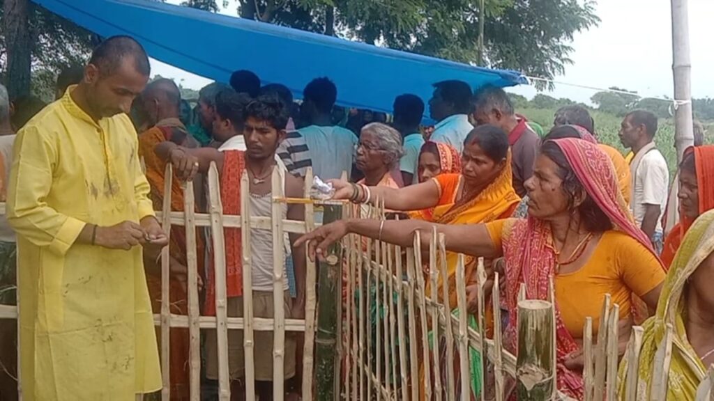 मुरादपुर में गंगा से प्राप्त पत्थराकार दैवीय शक्तियां के ऊपर पुजा अर्चना करने उमड़ी श्रद्धालुओं की भीड़ 2 IMG 20230829 WA0006