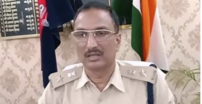 नवगछिया एसपी सुशांत कुमार सरोज के द्वारा थाना अध्यक्ष को किया गया कि सम्मानित 1 IMG 20230811 093848