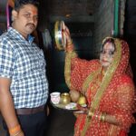 सुहागिन महिलाओं ने चंद्रदेव को अर्घ्य देकर चलनी से पति का दीदार कर तोड़ा करबा चौथ का उपवास