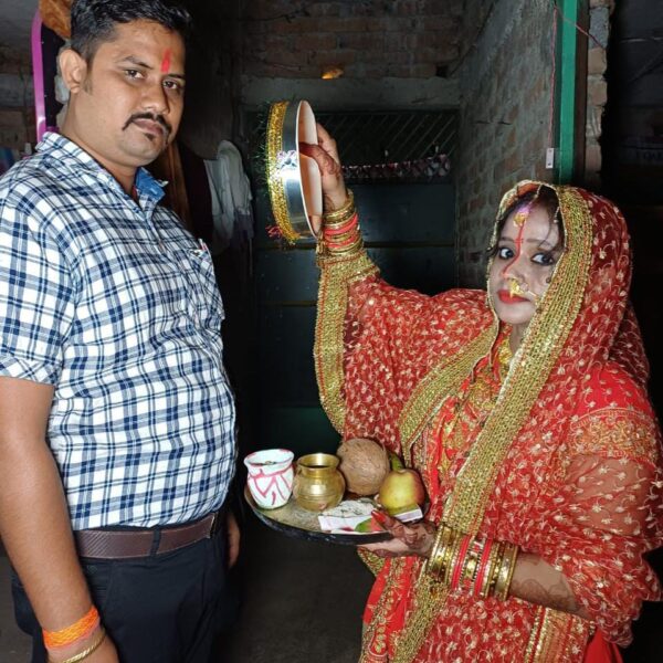 सुहागिन महिलाओं ने चंद्रदेव को अर्घ्य देकर चलनी…