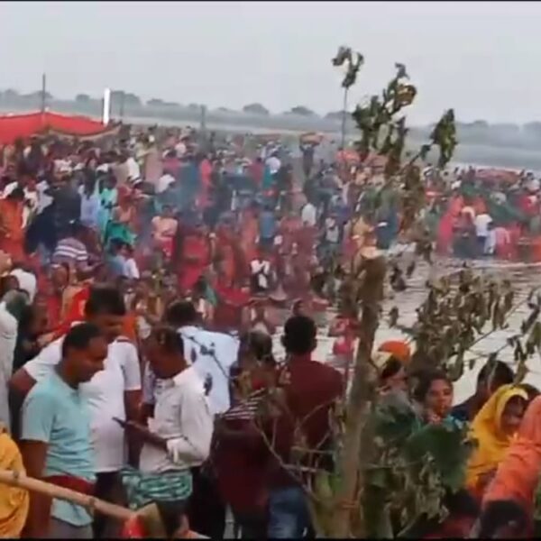 उदीयमान सूर्य को अर्घ्य देने के साथ लोक…