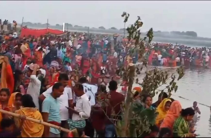 उदीयमान सूर्य को अर्घ्य देने के&hellip;