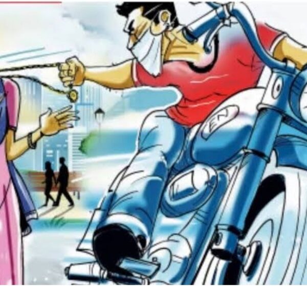 आदमपुर में पुलिस वाले की पत्नी से चेन&hellip;