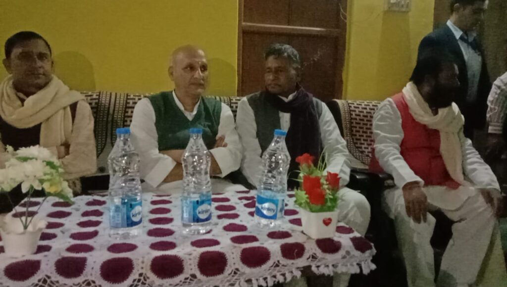 लगार गांव में पुर्व जिला परिषद के घर निजी कार्यक्रम में पहुंचे शिक्षा मंत्री चंद्रशेखर 3 IMG 20231212 WA0010