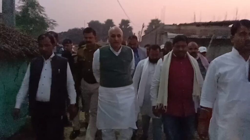 लगार गांव में पुर्व जिला परिषद के घर निजी कार्यक्रम में पहुंचे शिक्षा मंत्री चंद्रशेखर 2 IMG 20231212 WA0012