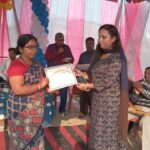 उत्कृष्ट कार्य को लेकर प्रखंड के विभिन्न अस्पतालों की ए एन एम को पदाधिकारी द्वारा प्रशस्ति पत्र देकर किया सम्मानित