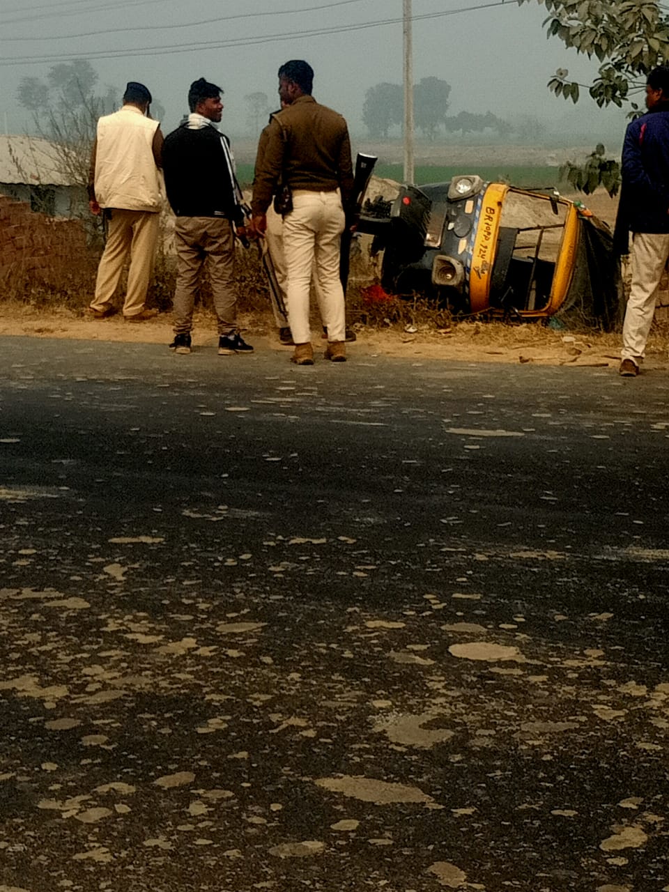 यात्रियों से भरी ऑटो पलटी आधा दर्जन से अधिक यात्री हुए जख्मी 1 IMG 20240201 WA0014