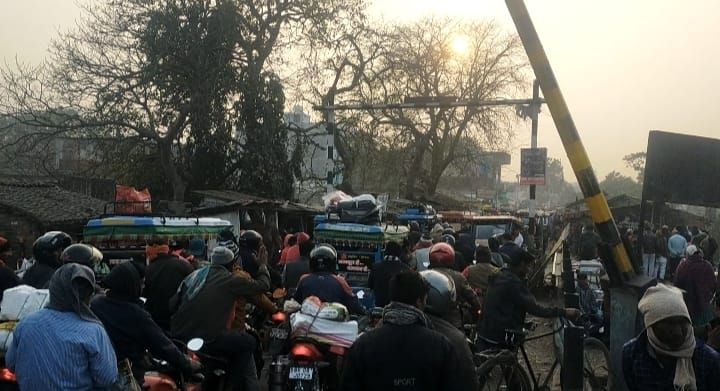 अतिक्रमण की चपेट में मधुरापुर बाजार, रोज लगता है जाम 2 img 20240202 wa00307840489345685850953