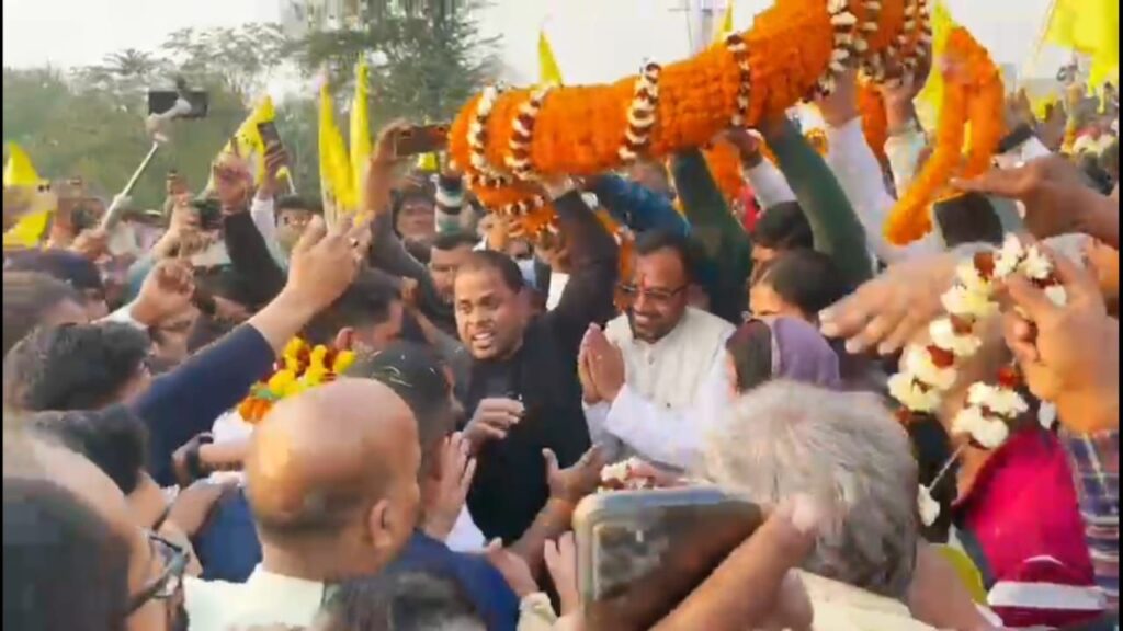 जन सुराज पदयात्रा पहुंची खगड़िया, ढोल-नगाड़ों के बीच प्रशांत किशोर का भव्य स्वागत 3 img 20240204 wa00282628705818610663820