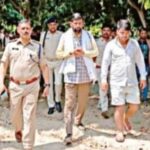 लीची बगान में छिनतई मामले की जांच करने पहुंचे पुलिस अधिकारी