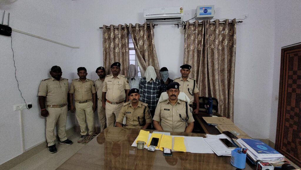 लूट व छिनतई की घटना को अंजाम देने वाले तीन आरोपित को रुपये के साथ पुलिस ने गिरफ्तार किया। 2 20240507 1817150831877408569181000