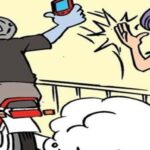 गेट पर बैठे यात्री से सिग्नल के पास खड़े युवक ने झपट्टा मारकर मोबाइल फोन छीना