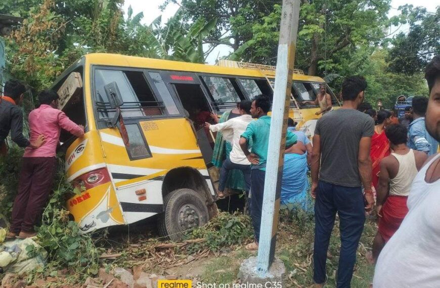 ओवरटेक करने में गढ्ढे में पलटी&hellip;