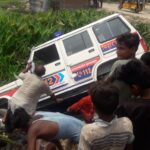 नारायणपुर में पुलिस की 112 की गाड़ी गड्ढे में घुसा