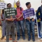 स्कूल के पास प्रदद्रशन करते अभिभावक..