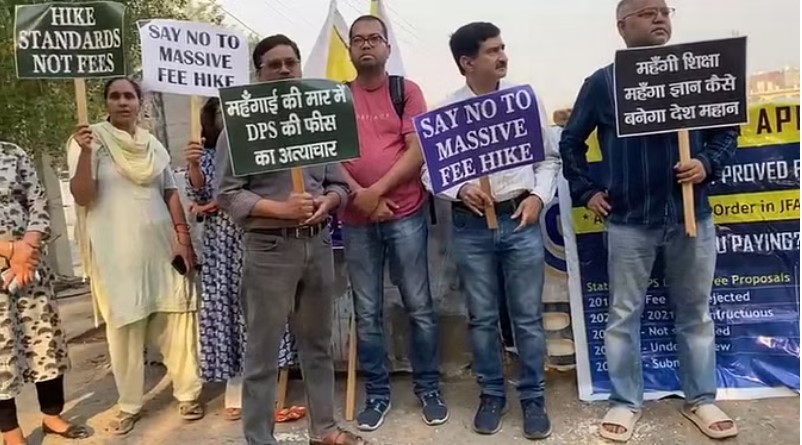 स्कूल के पास प्रदद्रशन करते अभिभावक..