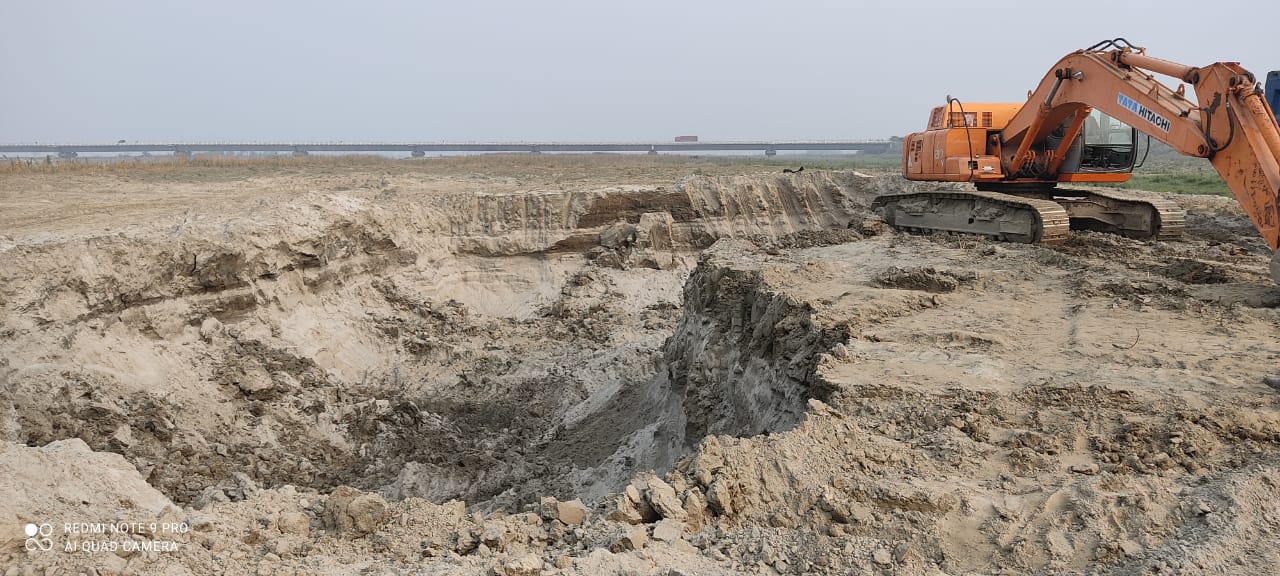 bh bha nau 01 sp and sdpo jointly raid on illegal mining three jcb and three highways seized pkg bh10044 13012021205028 1301f 1610551228 531
