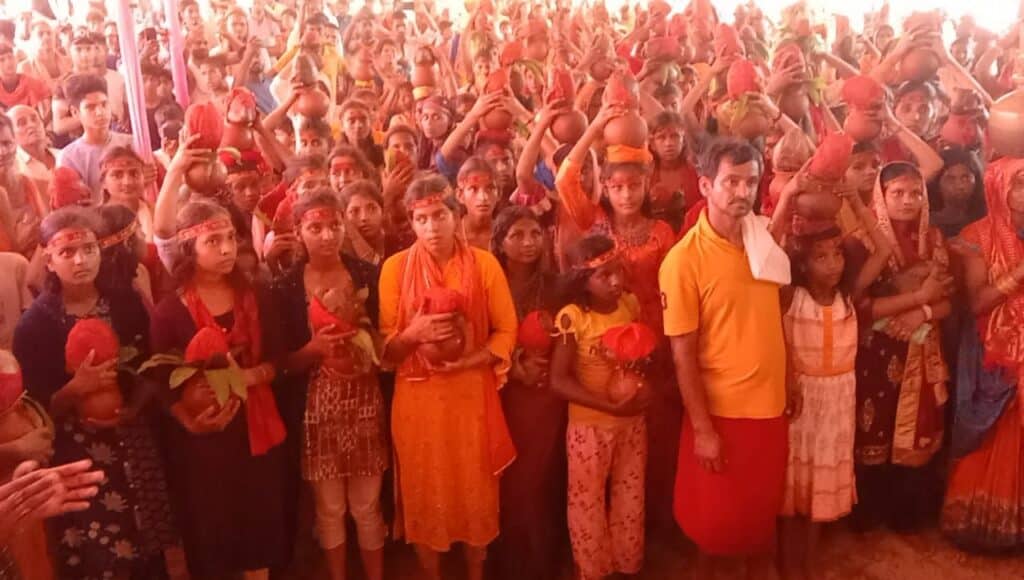 नौ दिवसीय श्रीराम कथा को ले निकाली गई भव्य कलश शोभायात्रा 4 img 20240527 wa00067460863118519353216