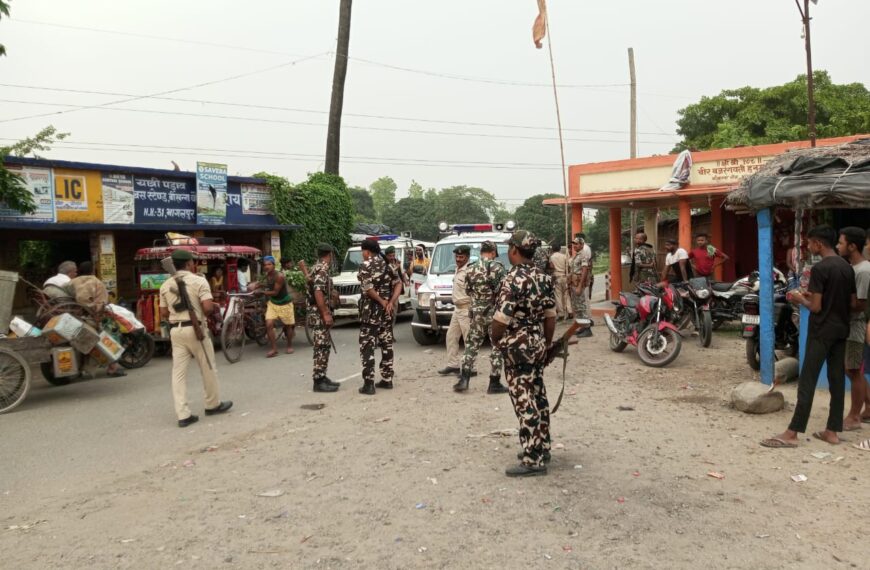 पुलिस ने सोमवार को फ्लैग मार्च