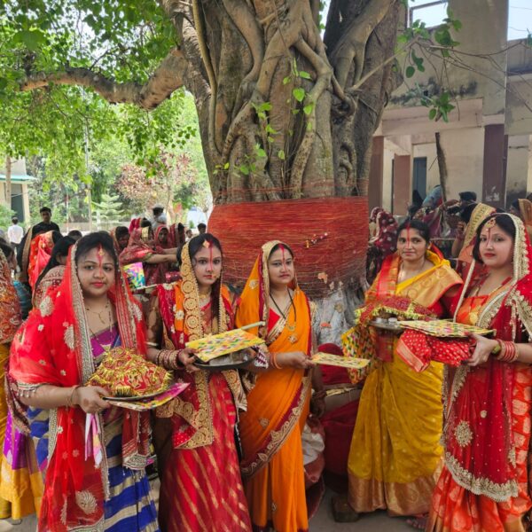 सुहागीन महिलाओं ने वट सावित्री की पूजा किया।