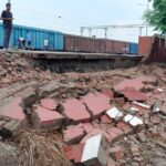 रेलवे-स्टेशन के प्लेटफार्म का चाहरदीवारी गिरा