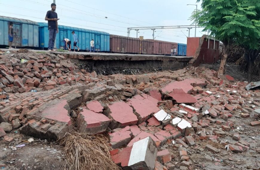 रेलवे-स्टेशन के प्लेटफार्म का चाहरदीवारी गिरा