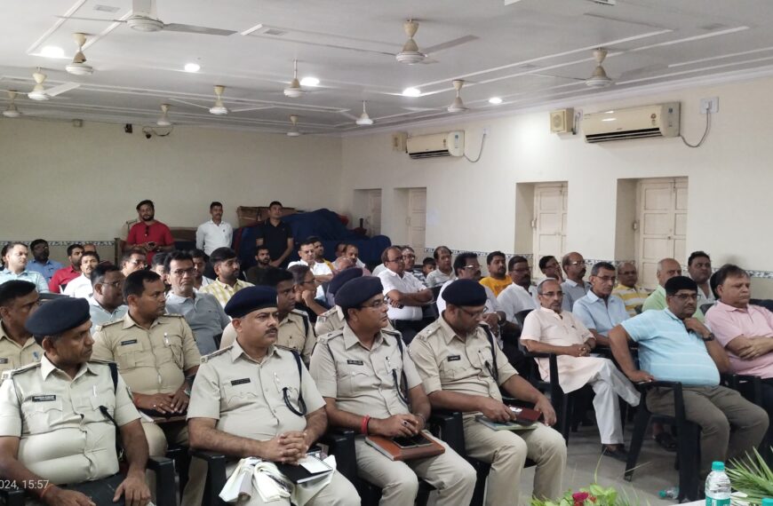बाल भारती के परिसर में पुलिस&hellip;
