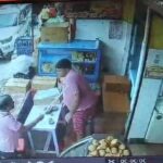 मधुरापुर बाजार में दुकानदार पर चला प्रशासन का डंडा।