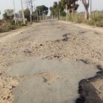 Inq Tmp 37 SDM ने बिहार राज्य पुल निर्माण निगम के कार्यपालक अभियंता के साथ जर्जर रोड का जायजा लिया