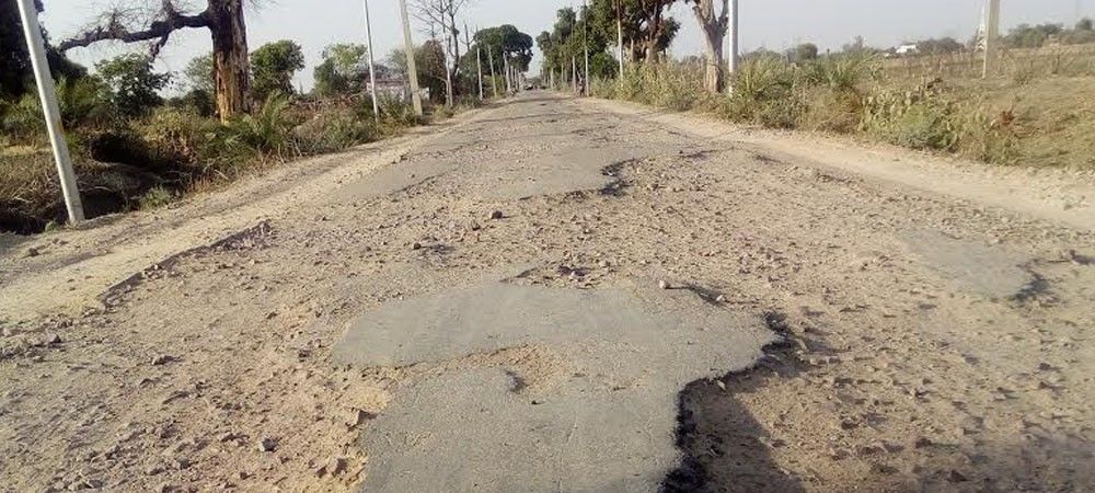 SDM ने बिहार राज्य पुल निर्माण निगम के कार्यपालक अभियंता के साथ जर्जर रोड का जायजा लिया
