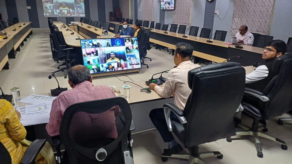 भागलपुर में आयुष्मान कार्ड बनाने को लेकर समीक्षा बैठक आयोजित 3 img 20241121 wa0017386329727201162473