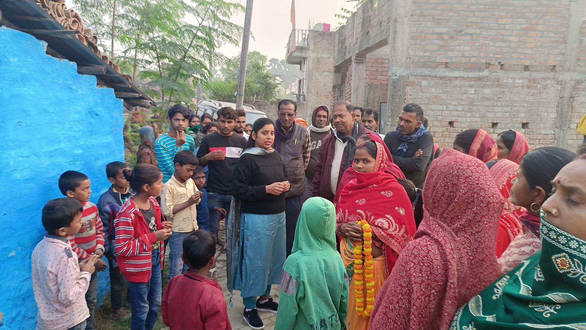मथुरापुर में नई सड़क का उद्घाटन, जन्मदिन का जश्न भी मनाया गया 2 img 20241210 wa00865026773979258529857