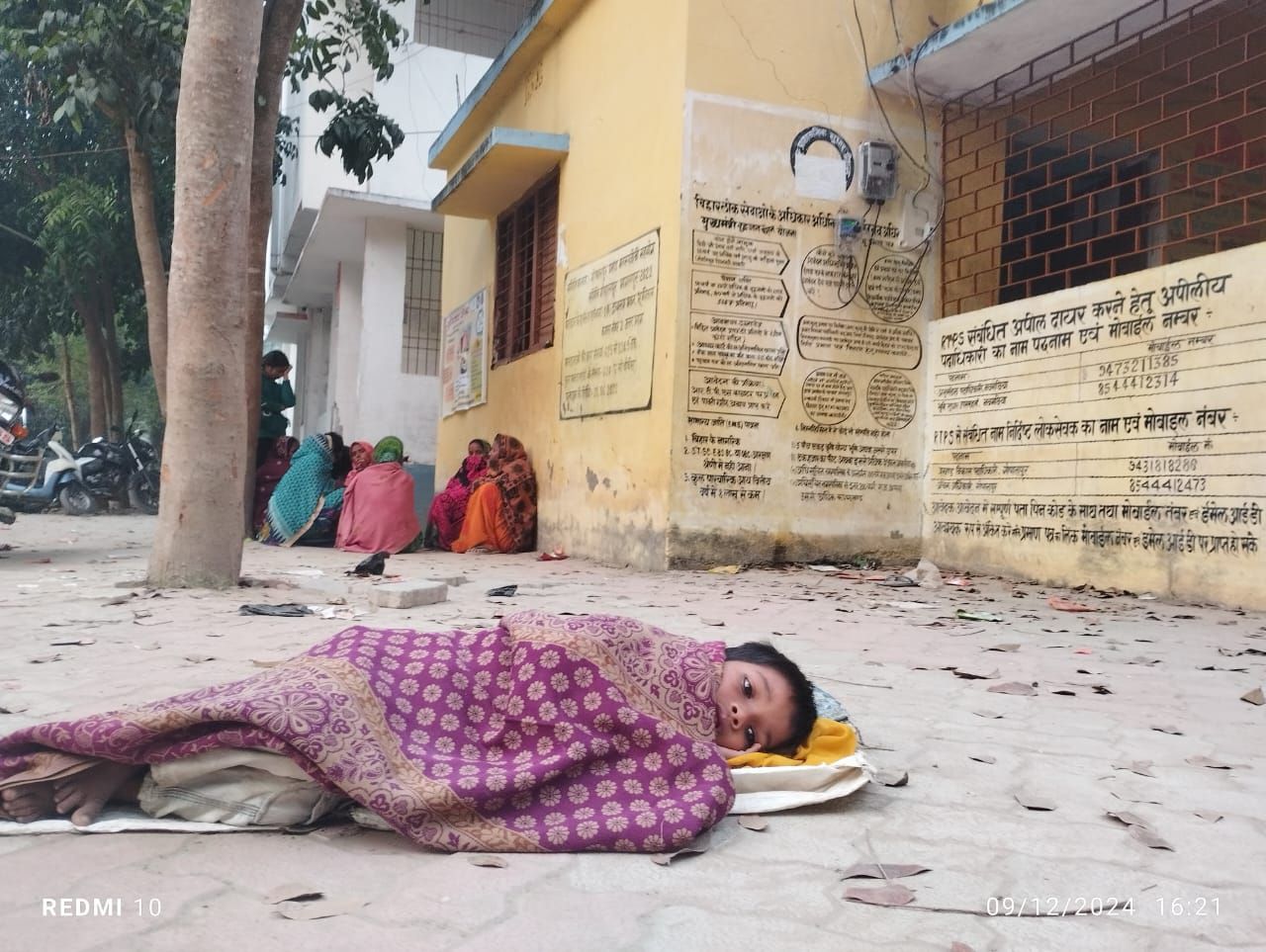आधार बनाने की मशक्कत, कड़ाके की ठंड में मां-बेटे ने परिसर को ही बनाया आशियाना 2 img 20241211 wa0001972390009173553774